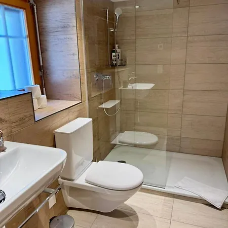 Domek alpejski Lakeview Swiss With Hot Tub Near Interlaken Niederried bei Interlaken