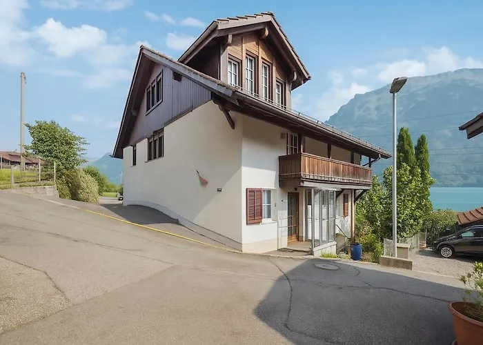 Lakeview Swiss With Hot Tub Near Interlaken Chalé